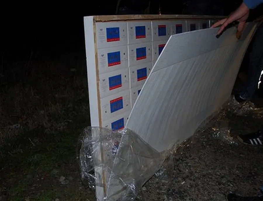 Откриха 100 800 къса цигари, укрити в тайници