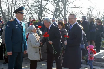 Червени карамфили за защитниците на Отечеството