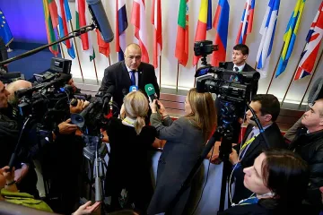 Държавата се накокържи