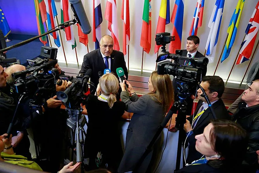 Държавата се накокържи