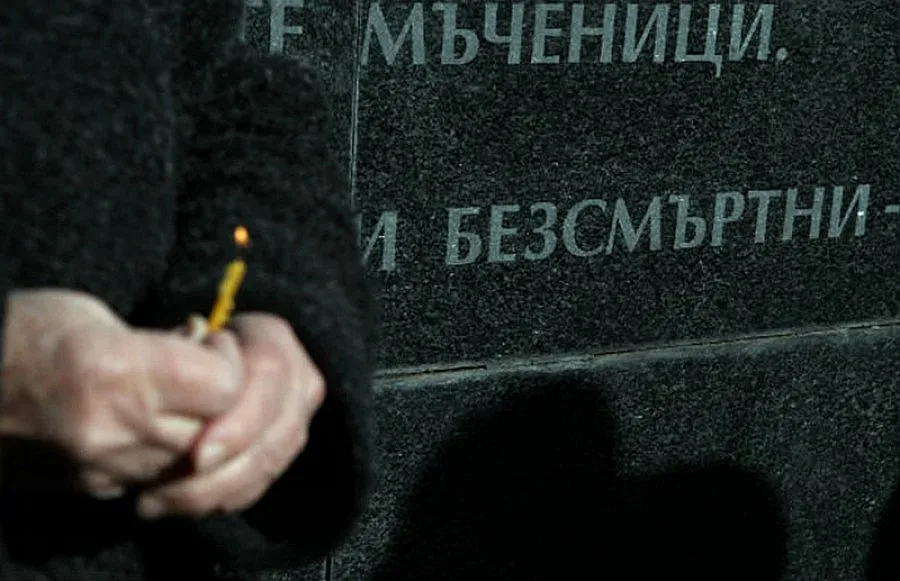 Почитат паметта на жертвите от влака София – Кардам