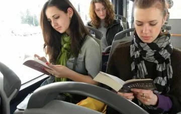 Безплатен билет за градския транспорт, ако четеш книга