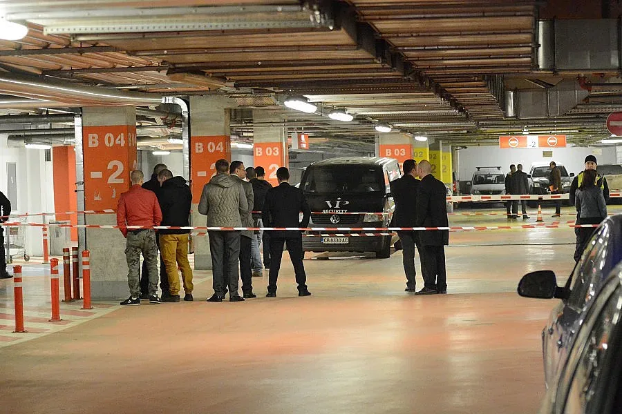 Банда с калашници сви 400 бона от мола (ОБЗОР)