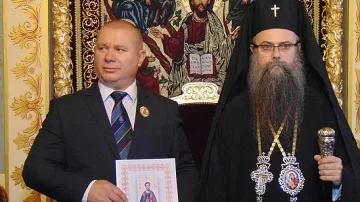 Митрополит Николай награди ген. Шивиков