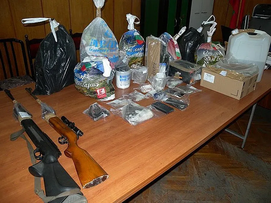 8 с белезници за нарколаборатория в Сливен