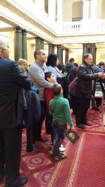 И рапъри се поклониха  пред косите на Левски