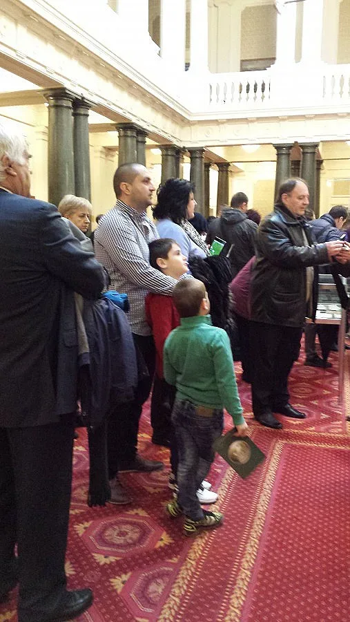 И рапъри се поклониха  пред косите на Левски