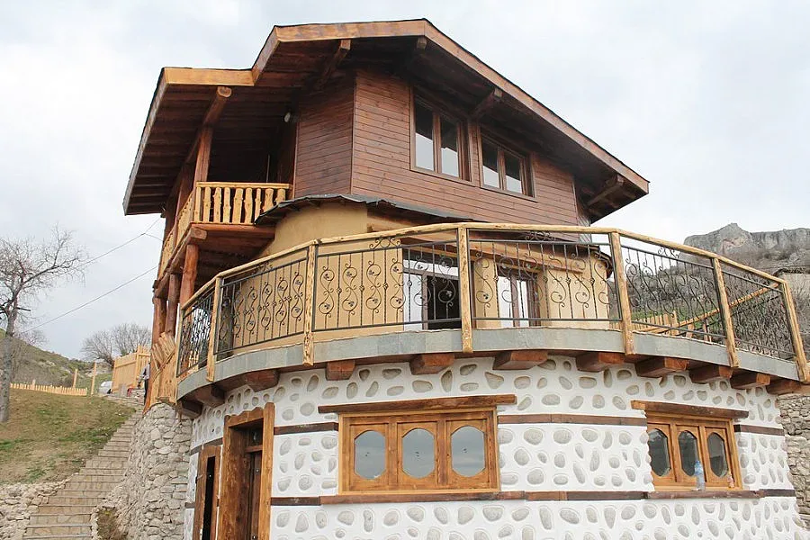 Чужденци пият вино в уникални еко къщи