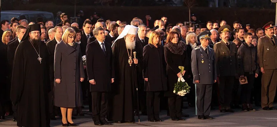 Час по героизъм пред паметника на Апостола