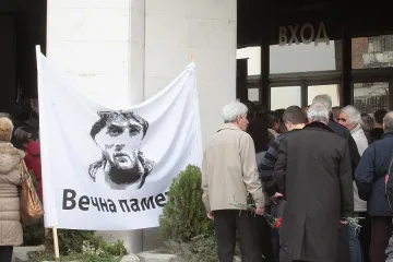 Скулптор прави паметник на Туньо