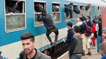 Унгария спира влаковете с Хърватия