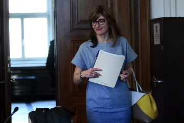 Правителството работи, има съдебна система и парламент 