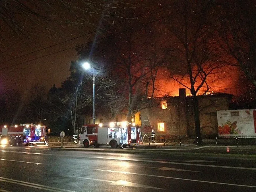 Горя старата еврейска баня в Пловдив