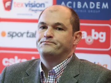 Шеф на "Армията" вади кирливи ризи на "Титан"