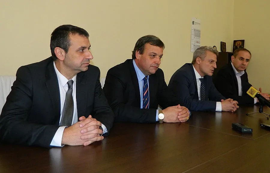 Държавата увеличава вноската за здравни  осигуровки 