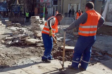 Спешно укрепват ограда на гимназия