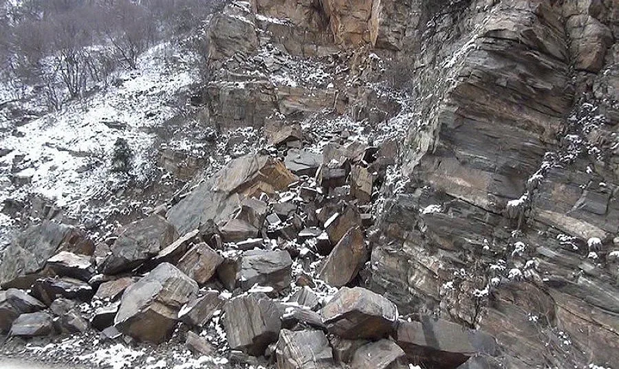 Казарма се срути върху семейство