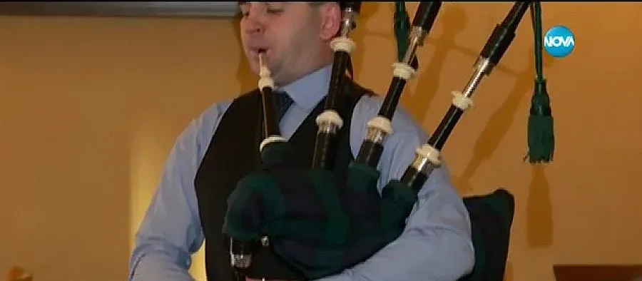 Момче от Смолян свири на четири вида гайди (ВИДЕО)