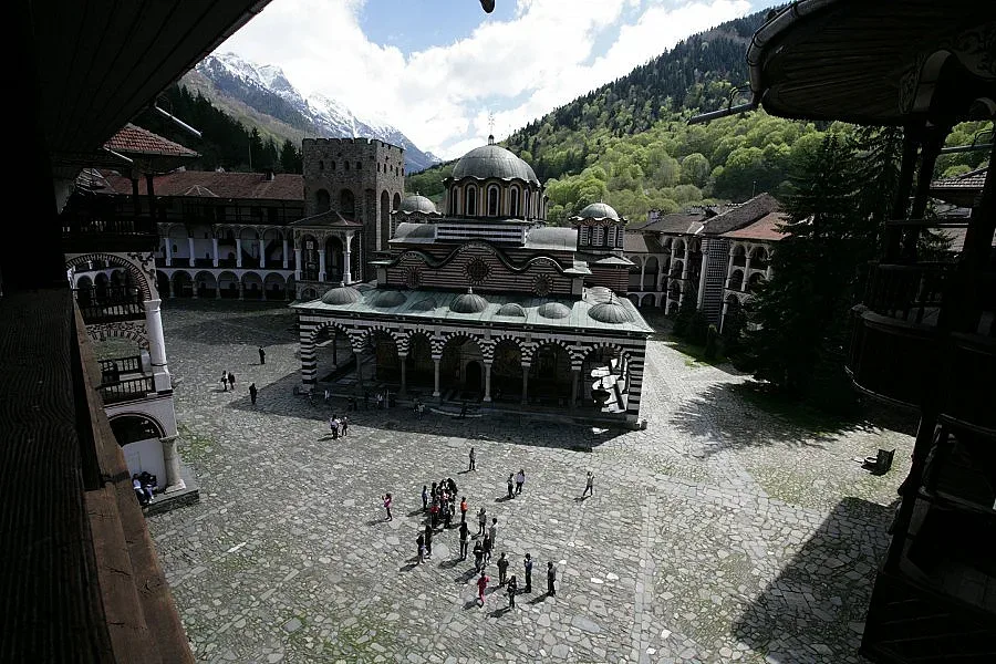 Игумен срещу БАН за стенописи в книга 