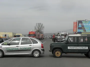 Минават през гръцката граница само пеша (ОБЗОР)