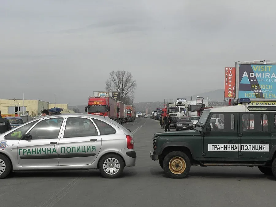 Минават през гръцката граница само пеша (ОБЗОР)