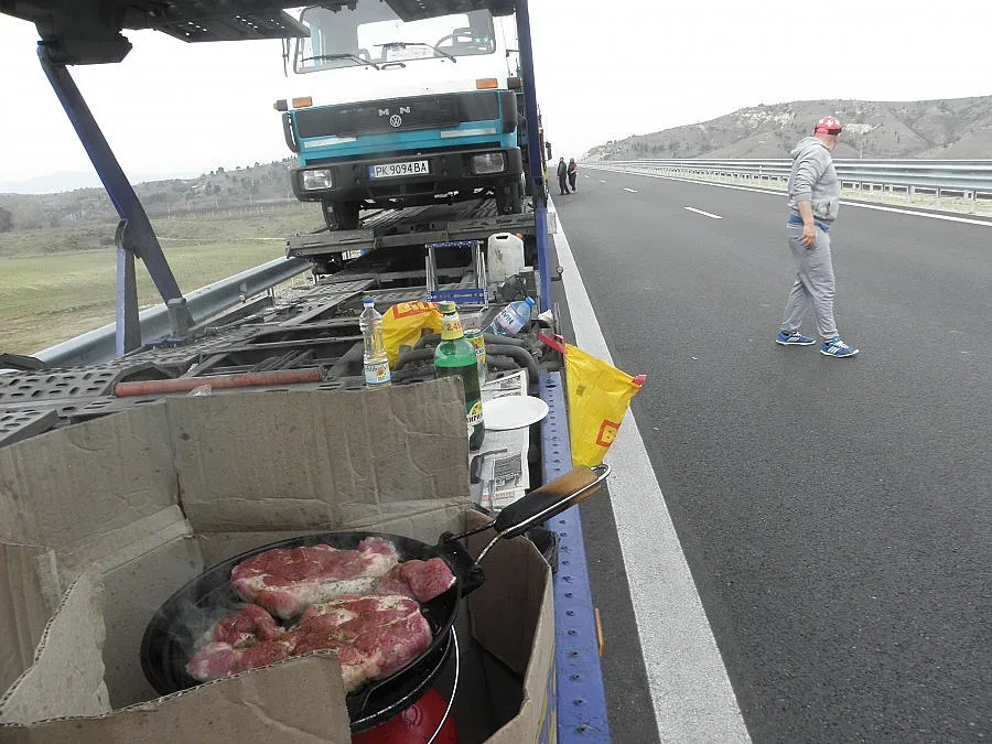 Наши шофьори превзеха границата с жива верига