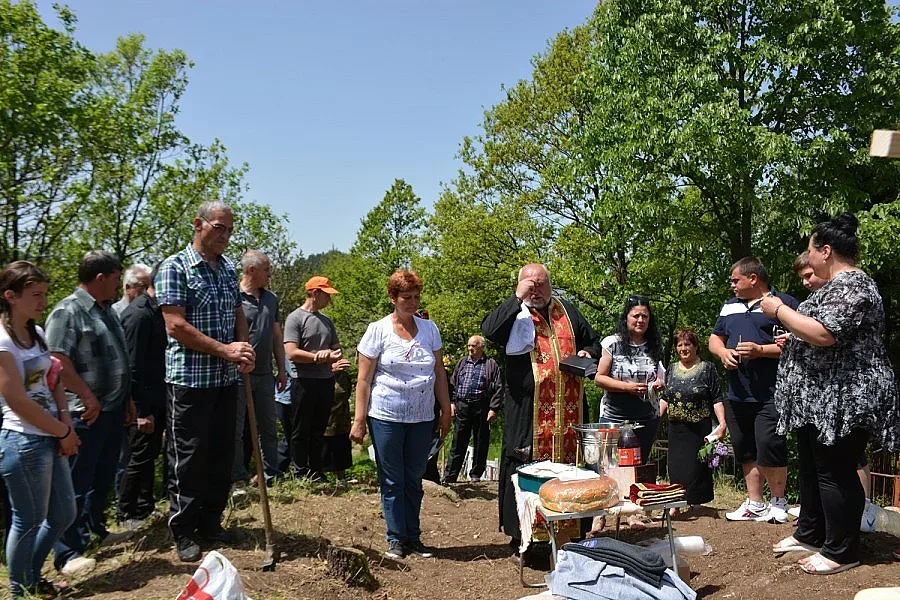 Миньори строят църква на свещено място