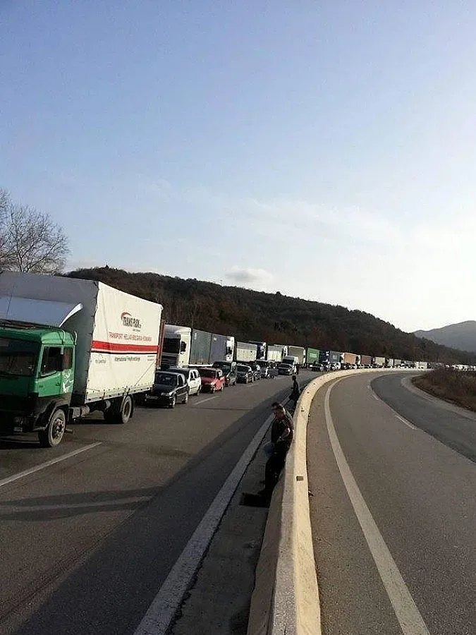 Жива верига кълне гърците на Кулата (ОБЗОР)