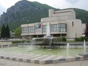 Няма да затварят врачанския театър, режат актьорите 