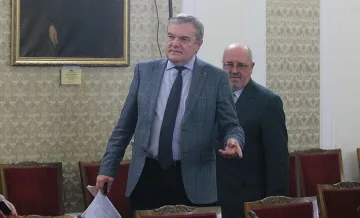 Петков към Кънев: Наглост е с 2 млн. да се правиш на ментор 