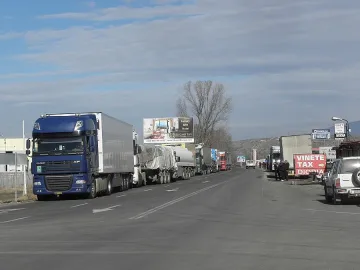 Блокадата по границата с Гърция продължава