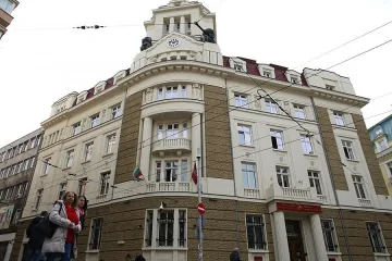 Борисов показва доклада за КТБ 