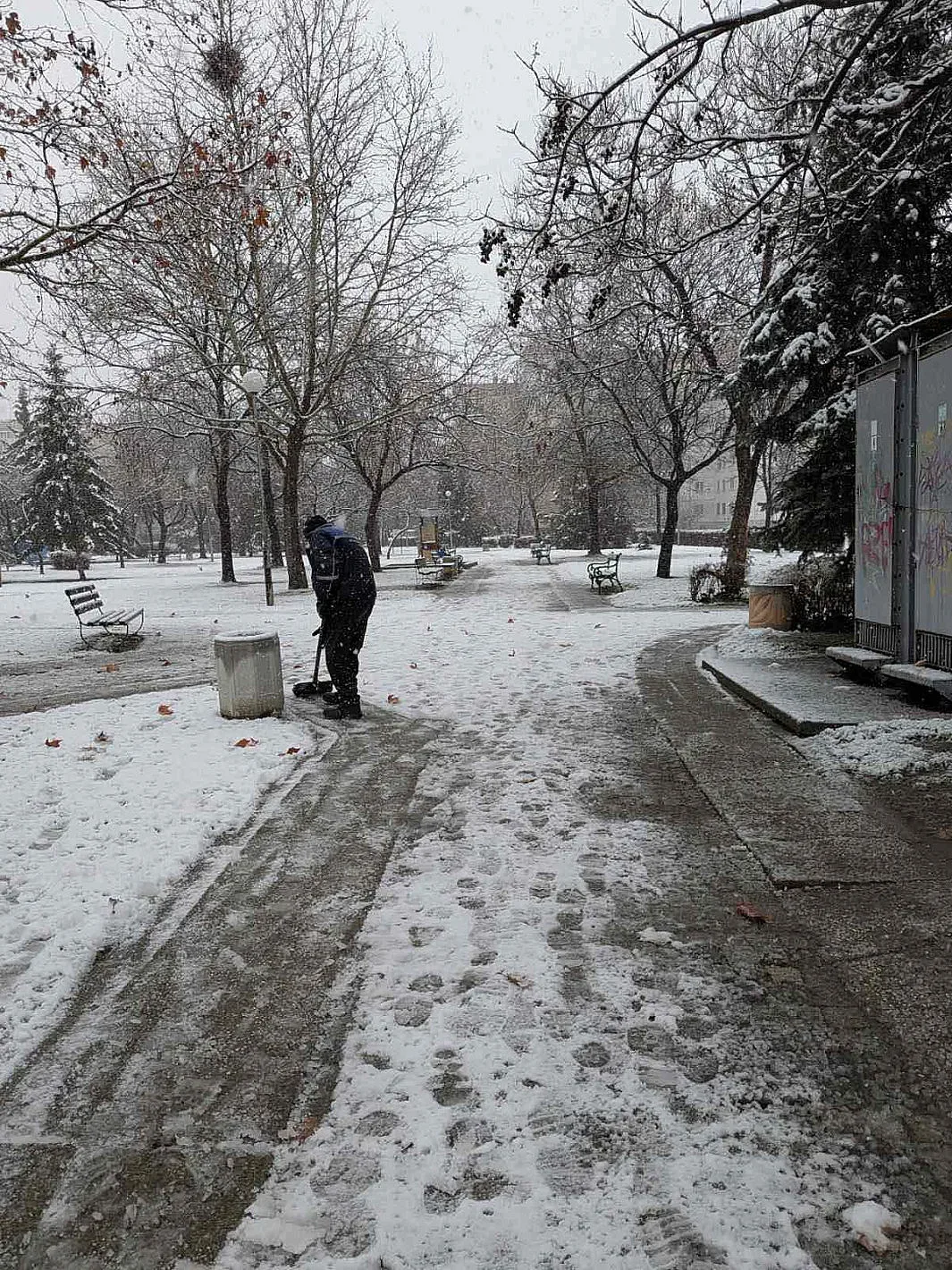 Граждани осъмнаха с фишове. Капанът е пред входа