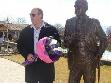 205-сантиметров Алеко в Долината на розите