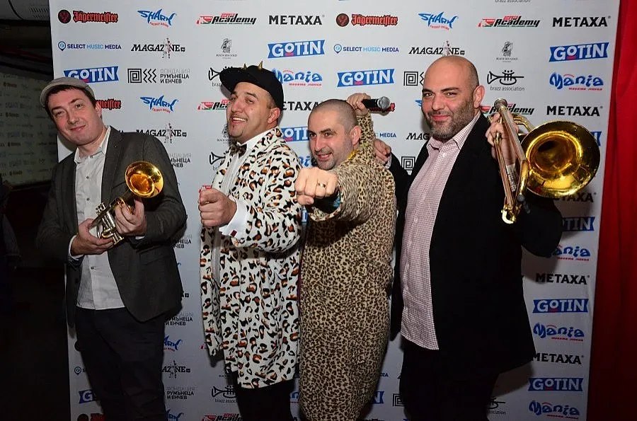 Вижте КЛИПА към "Готин" на Руменъца и Енчев