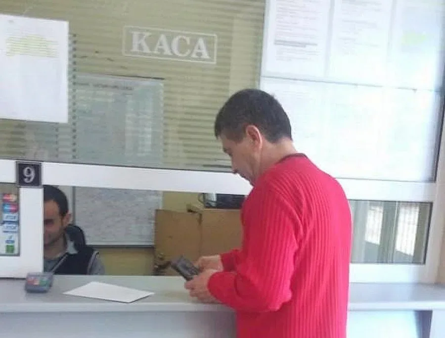 Шампанско за първия данъкоплатец в Момчилград