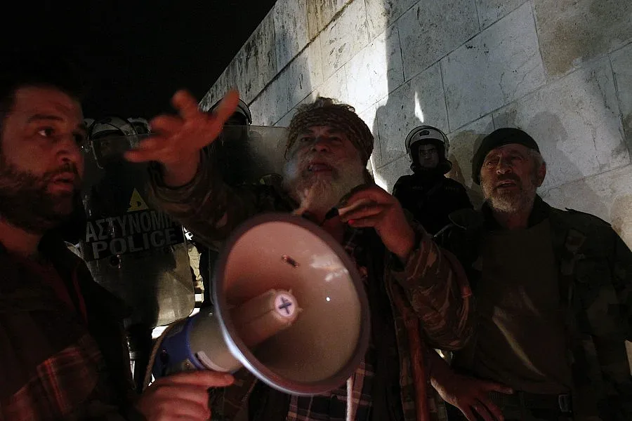 Марш на солидарност блокира Атина (ОБЗОР)