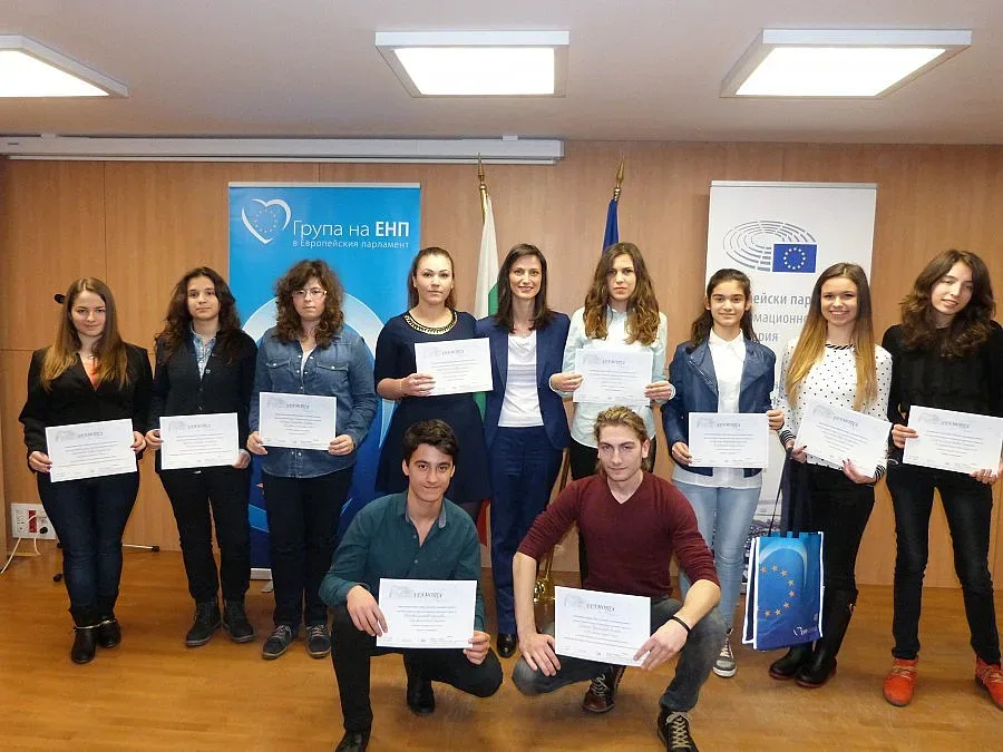 Евродепутат награди младежи с екскурзия