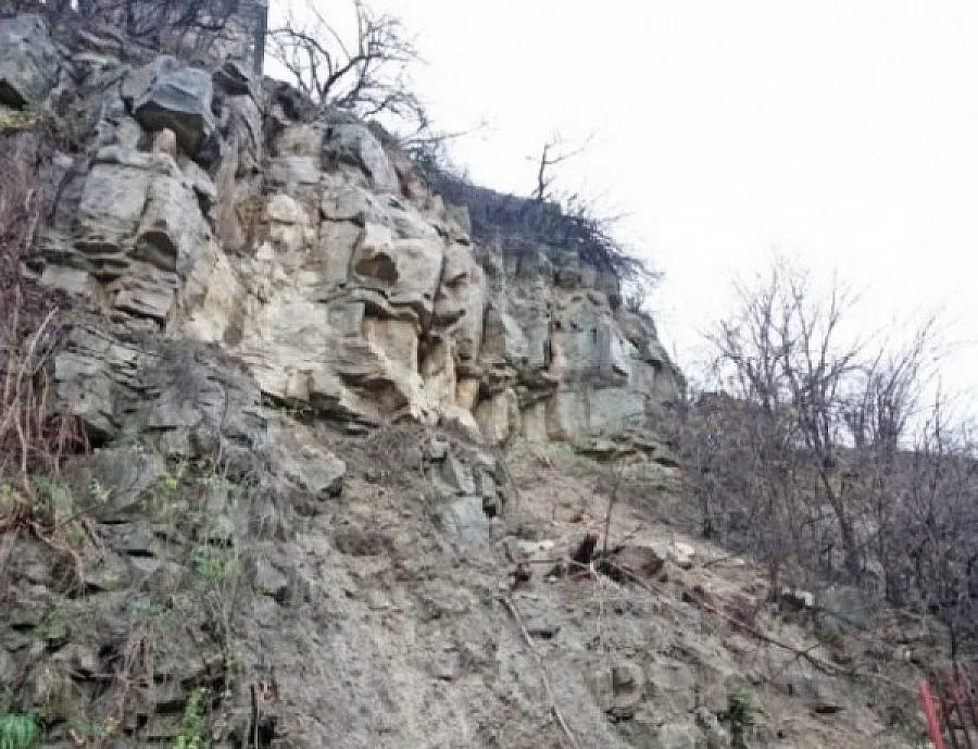 Срутване затапи пътя Мездра - Ребърково