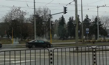 Кола се заби челно в светофар