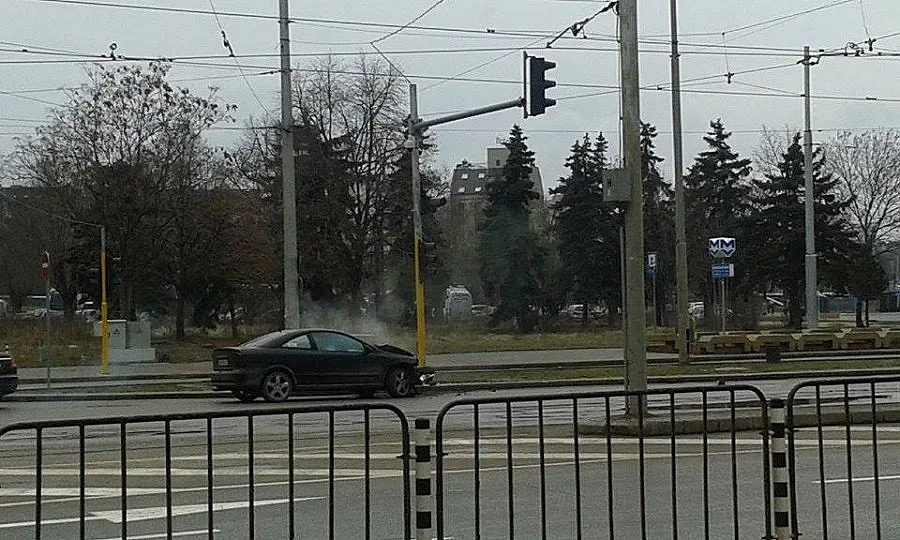 Кола се заби челно в светофар