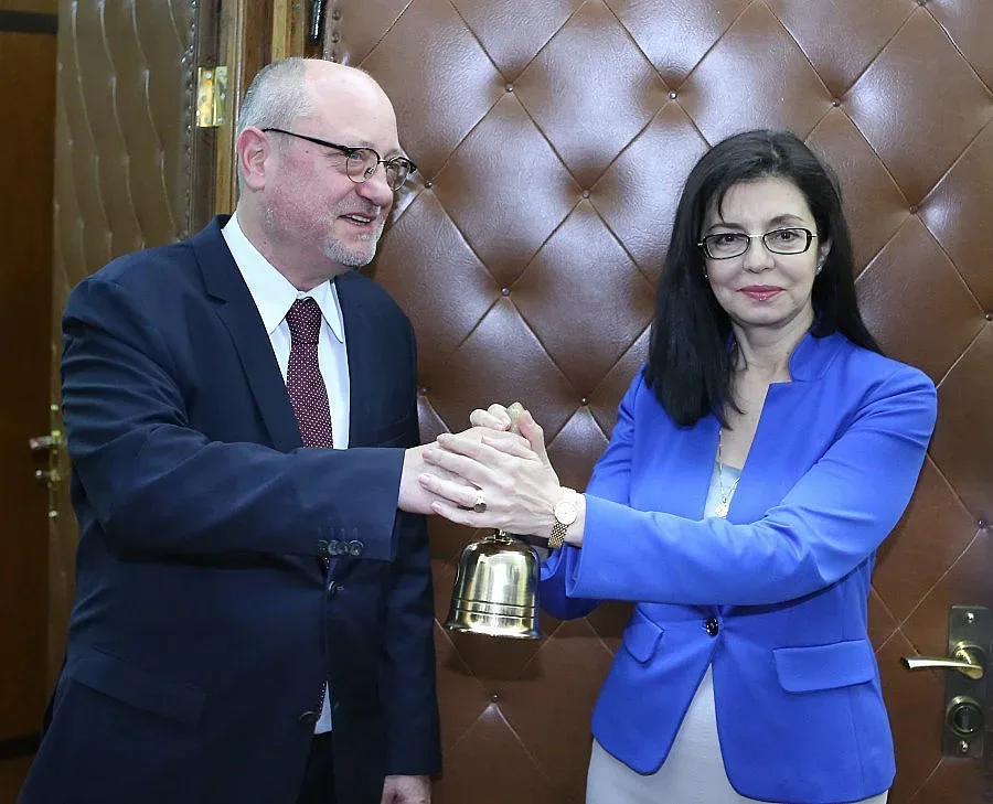 Учебник с "ремарке" за първокласниците