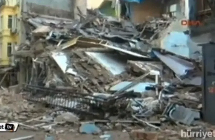 Сграда се срути в Истанбул (ВИДЕО)