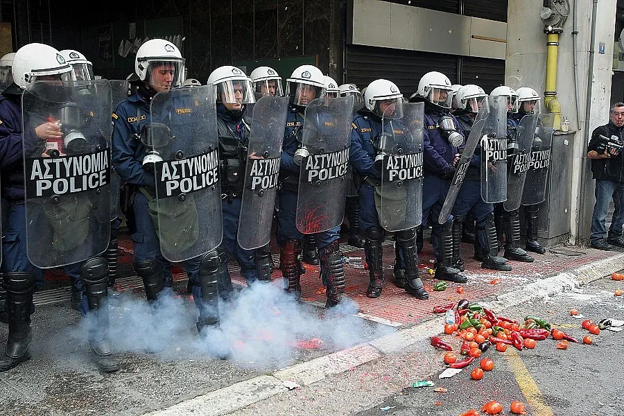 ВИДЕО: Павета и домати хвърчат в Атина 
