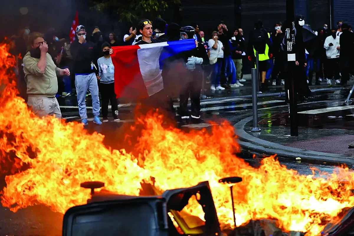 Улицата срещу Елисейския дворец. Защо Франция е на ръба?