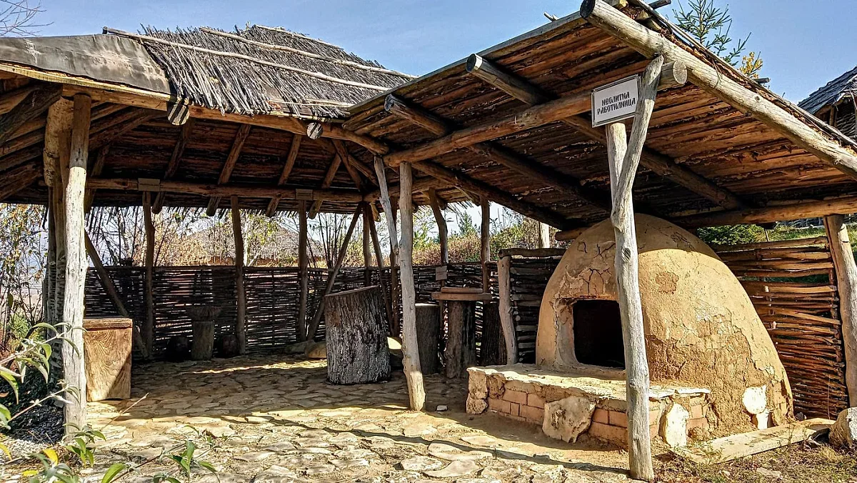 Само на час от София. Неолитни къщи привличат туристи