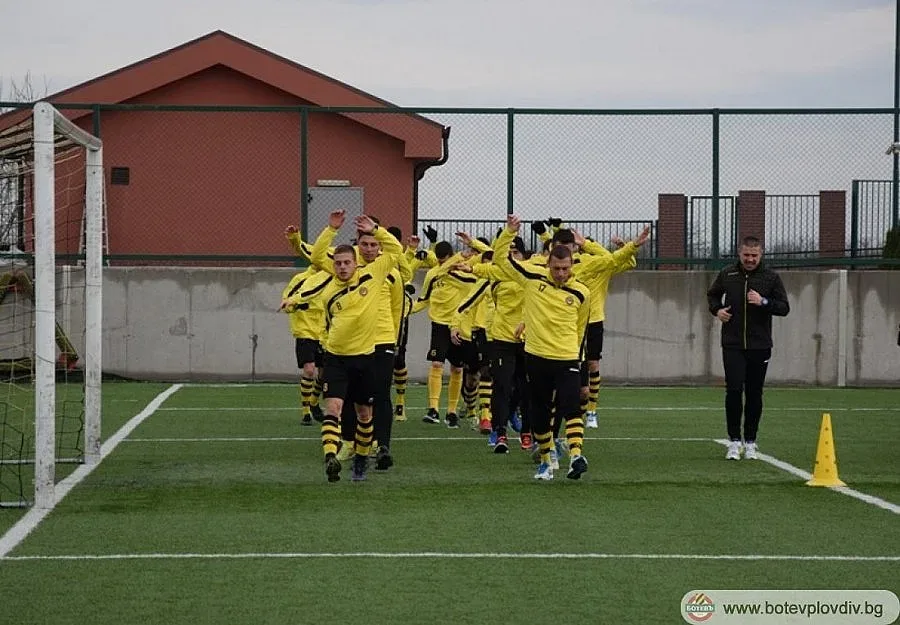 "Канарите" оклюмаха заради национал