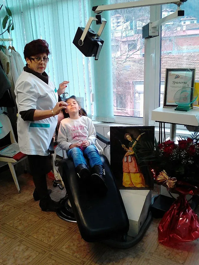 Зъболекарят на 2015 г. пие жива вода