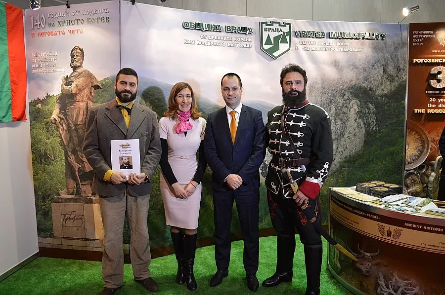 Двойникът на Ботев посрещна министър Ангелкова