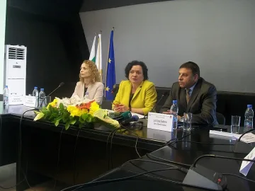 Министър Василева предупреди кметове да почистят реките